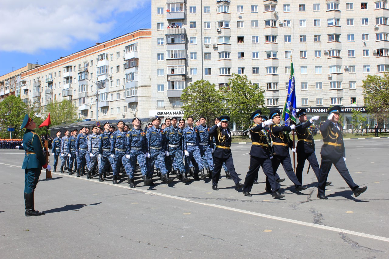 Игровая программа на 9 мая. Ульяновск 2023 парад танк. 9 мая парки. Парад в ульяновске. Парад в ульяновске.