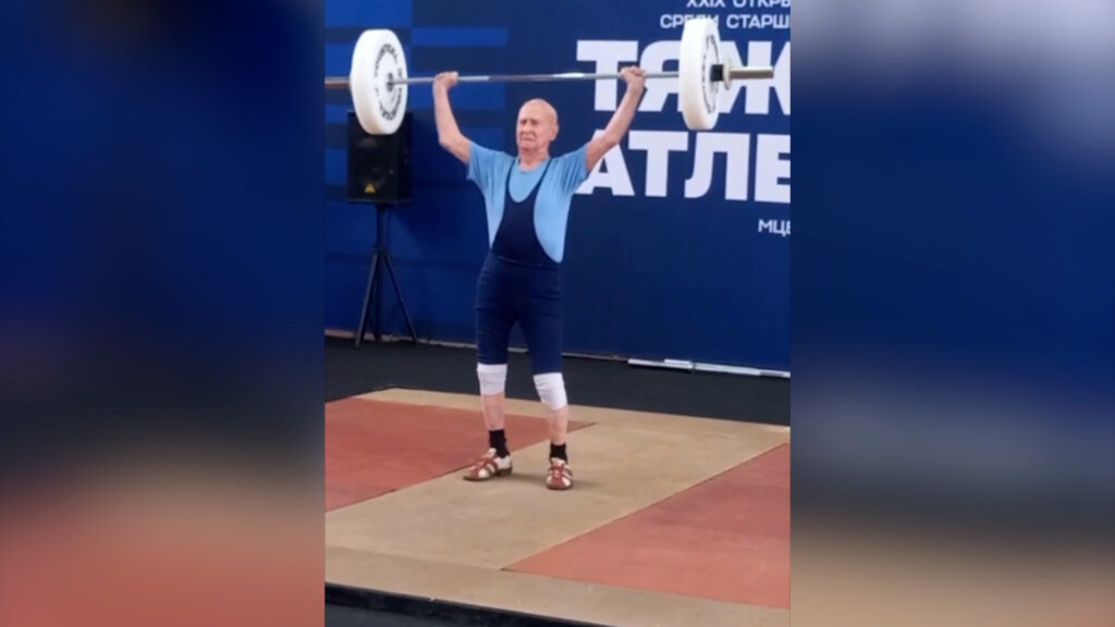 российский тяжелоатлет празднует победу на помосте